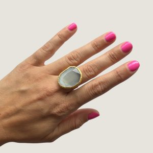 Grauer ovaler Ring mit Katzenaugeneffekt