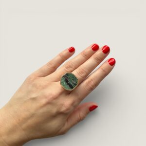 Prstan Rubin v Zoisitu